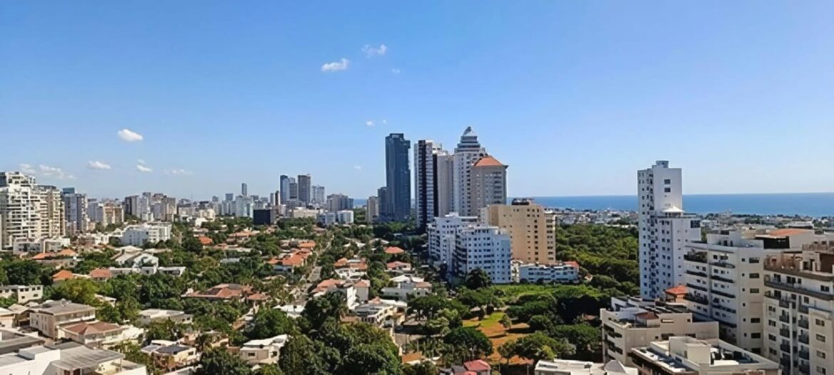 Vista de Santo Domingo con enfoque económico y urbano
