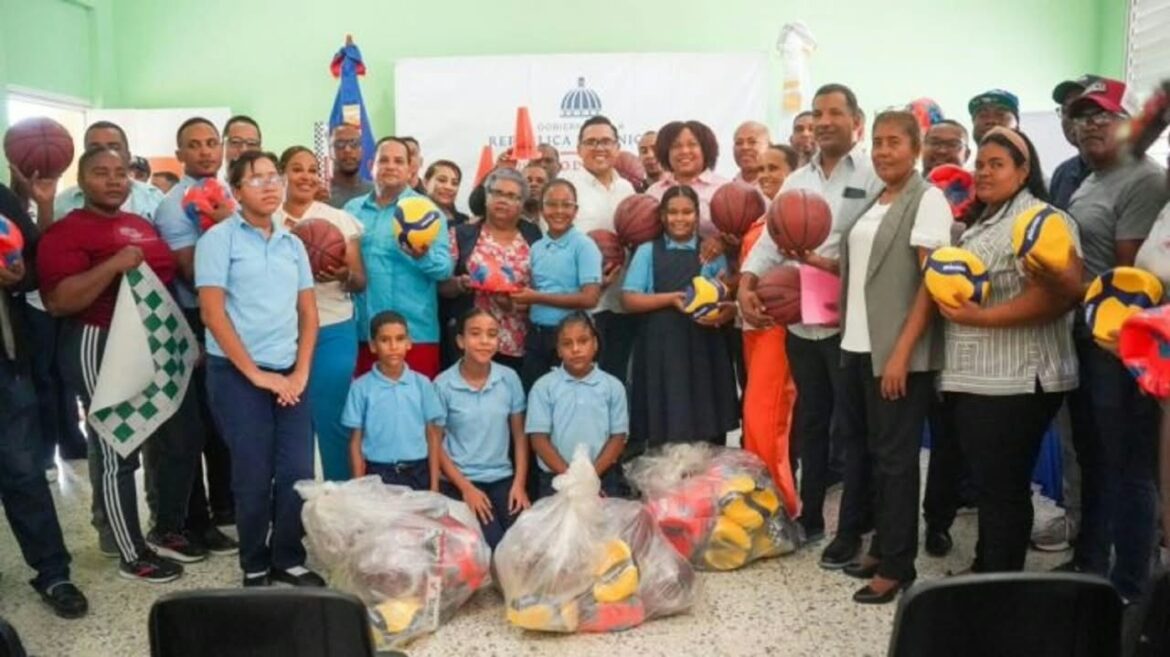 Entrega de utilería deportiva INEFI en escuela de Pedernales