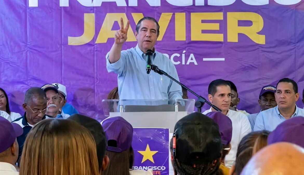Francisco Javier García en reunión política territorial