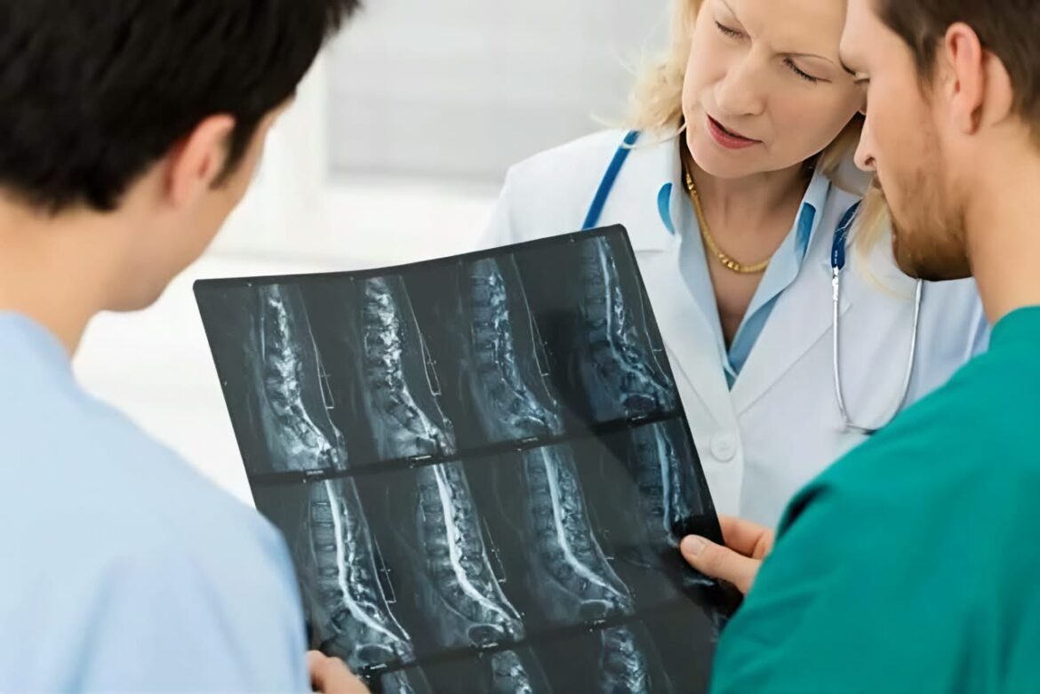 Radiografía que muestra tumor óseo en pierna humana