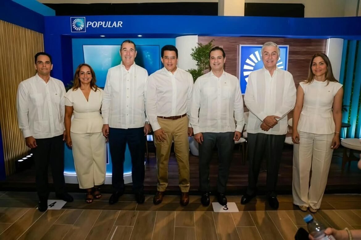 Ejecutivo del Banco Popular exponiendo sobre turismo sostenible en conferencia ASONAHORES 2026