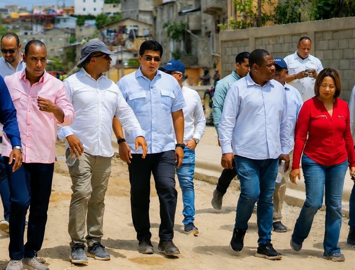 Autoridades supervisan avance del 80% en saneamiento cañada Guajimía en Santo Domingo Oeste