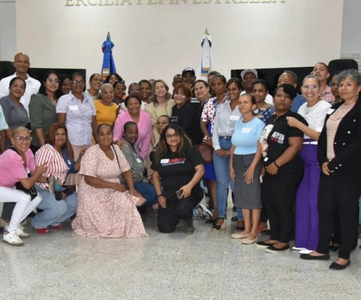 capacitación líderes comunitarios violencia de género República Dominicana