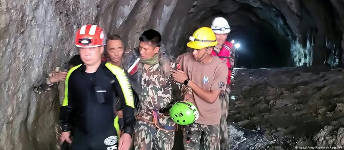 Rescatistas trabajan entre lodo y escombros tras riada en Nepal