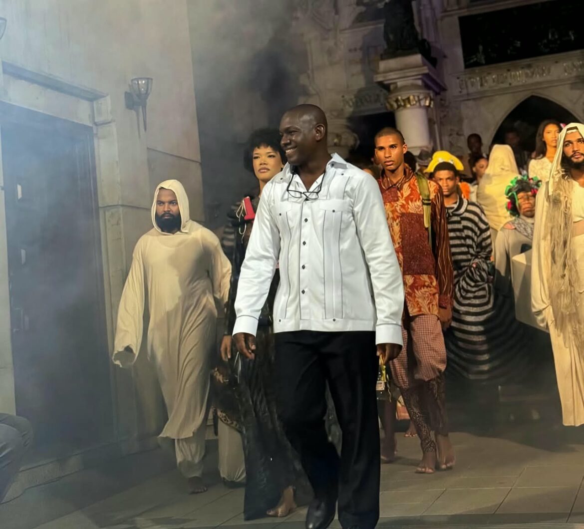 Desfile de la colección Indigentes de Bautista Sierra en pasarela social