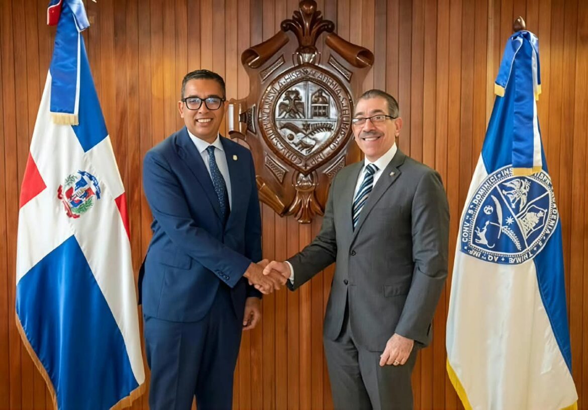 Reunión entre rector de la UASD y senador de Bahoruco en despacho institucional