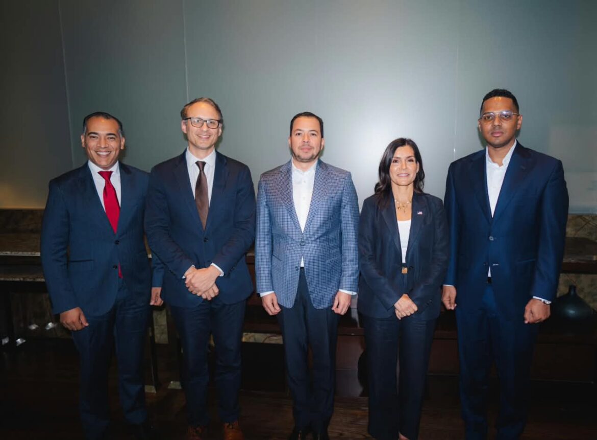 Embajadora de Estados Unidos reunida con representantes de Dominicanos Primero