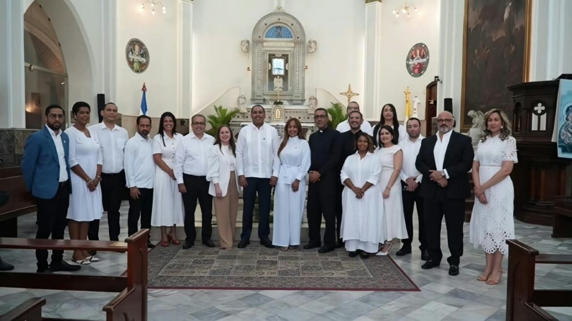 Ciudadanos recibiendo servicios en Punto GOB República Dominicana
