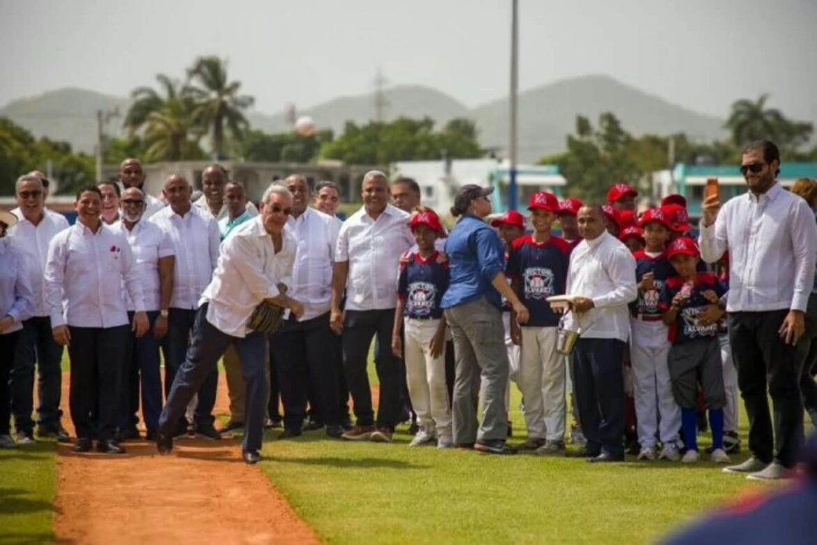 Presidente Abinader inaugura campo de béisbol Nelson Mateo en Pizarrete Peravia