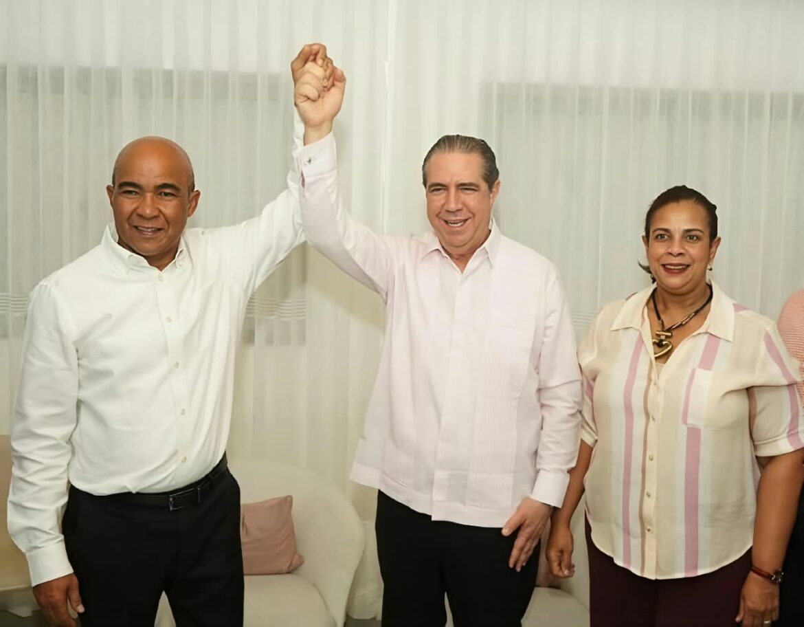 Plutarco Pérez junto a Francisco Javier García en encuentro político en La Romana