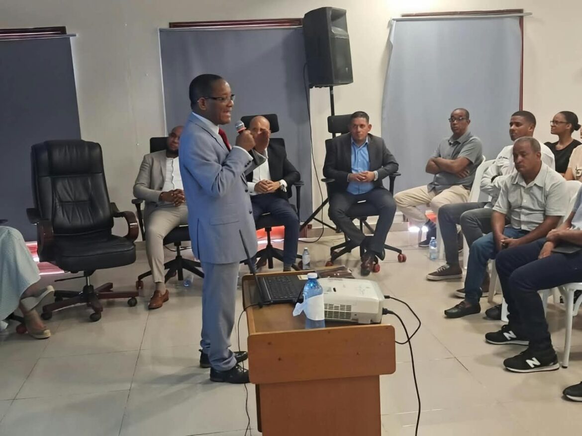 Lanzamiento del programa Conoce tu Código en Azua con líderes comunitarios