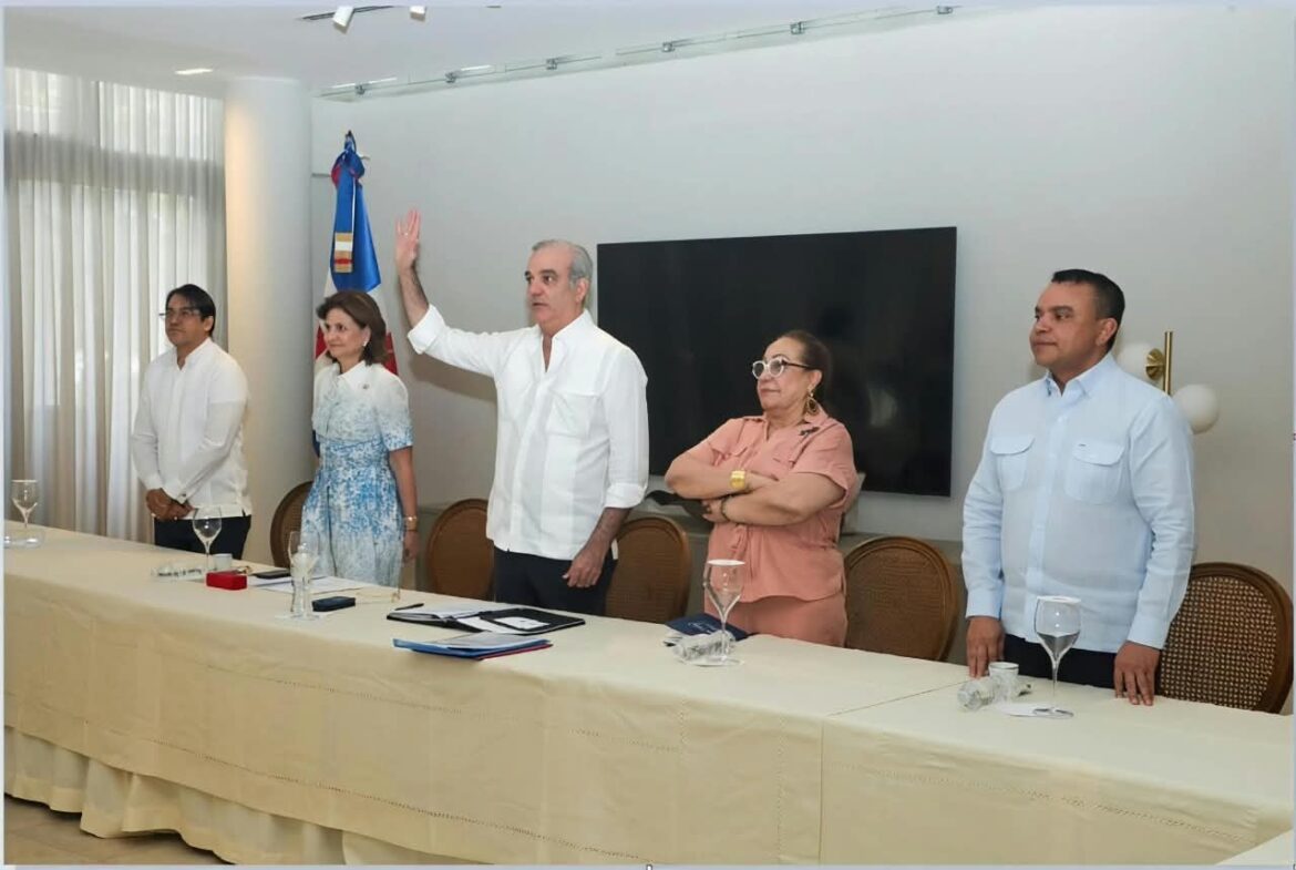 Luis Abinader juramenta voluntariado en hospital Monte Adentro Santiago